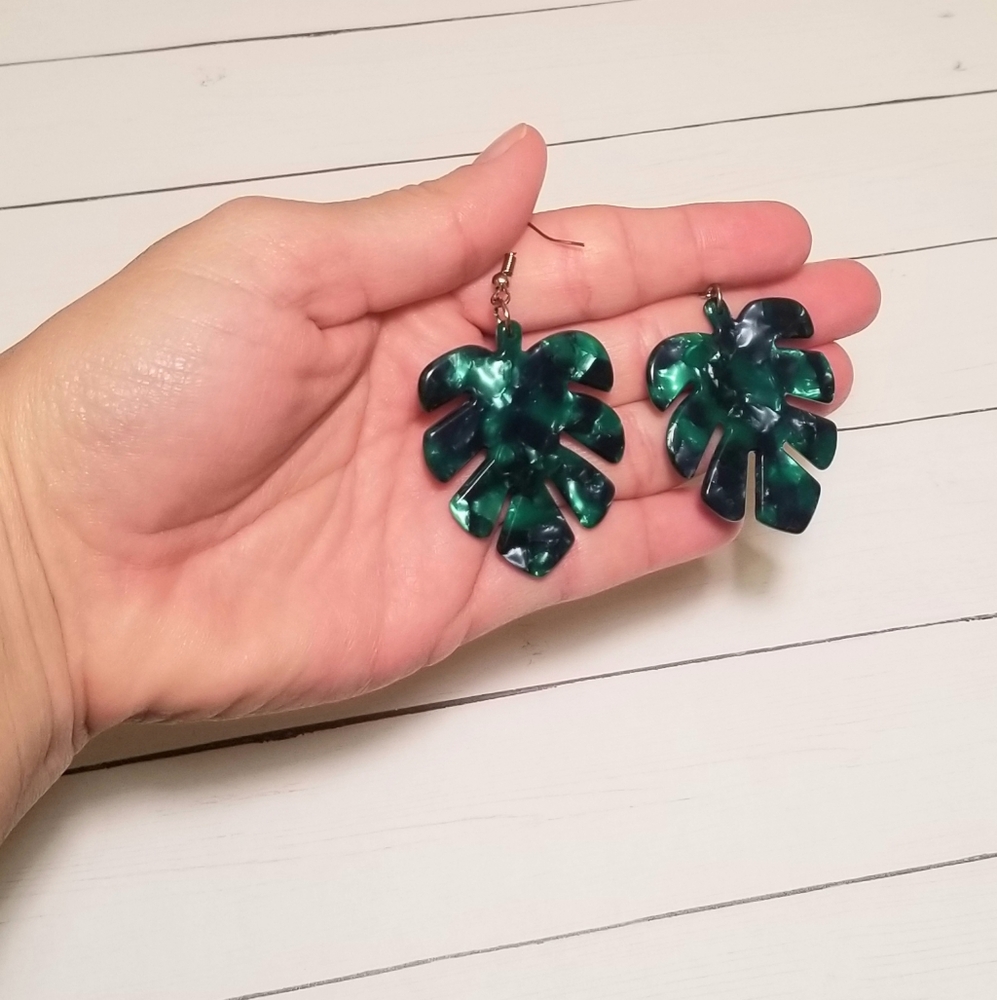 Monstera leaf earrings